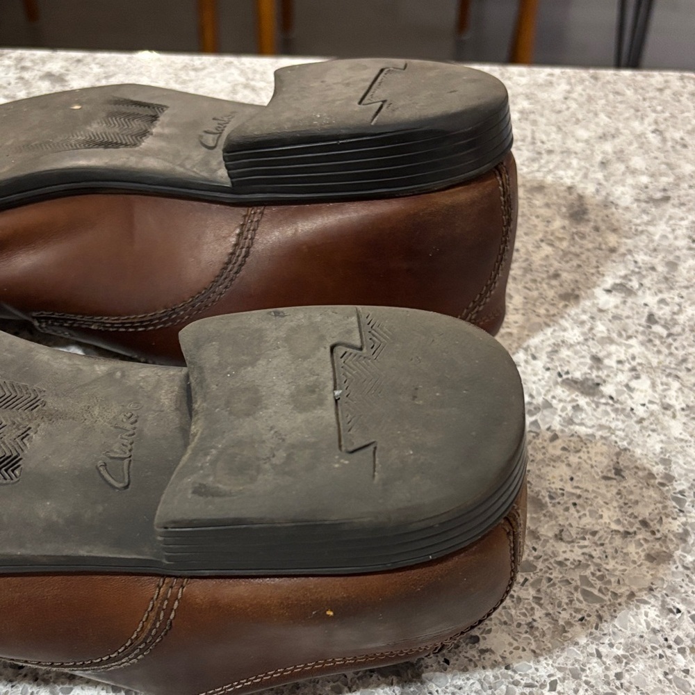Clarks Men's Brown Leather Oxfords - Picture 10 of 12